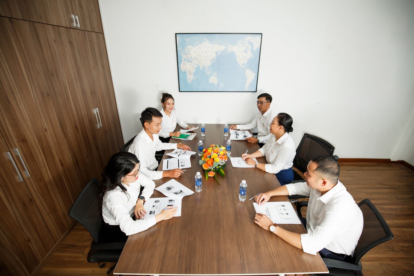 Shareholders seated around a Korean boardroom table